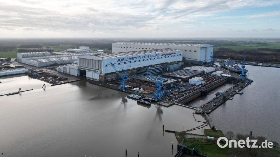 Die Wolken über der Meyer Werft in Papenburg werden weniger – neue Aufträge für Kreuzfahrtschiffe garantieren die Auslastung für die kommenden zehn Jahre. Bild: Lars Penning/dpa