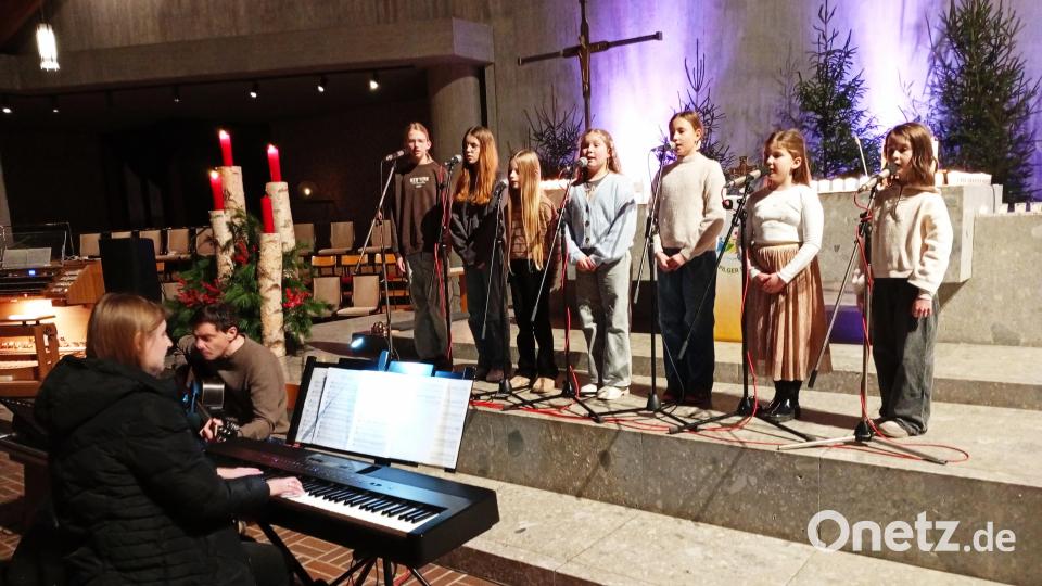 Der Kinderchor der katholischen Pfarrgemeinde Sankt Sebastian mit Leiterin Stefanie Schenkl singt in der Kirche. Bild: fpoz