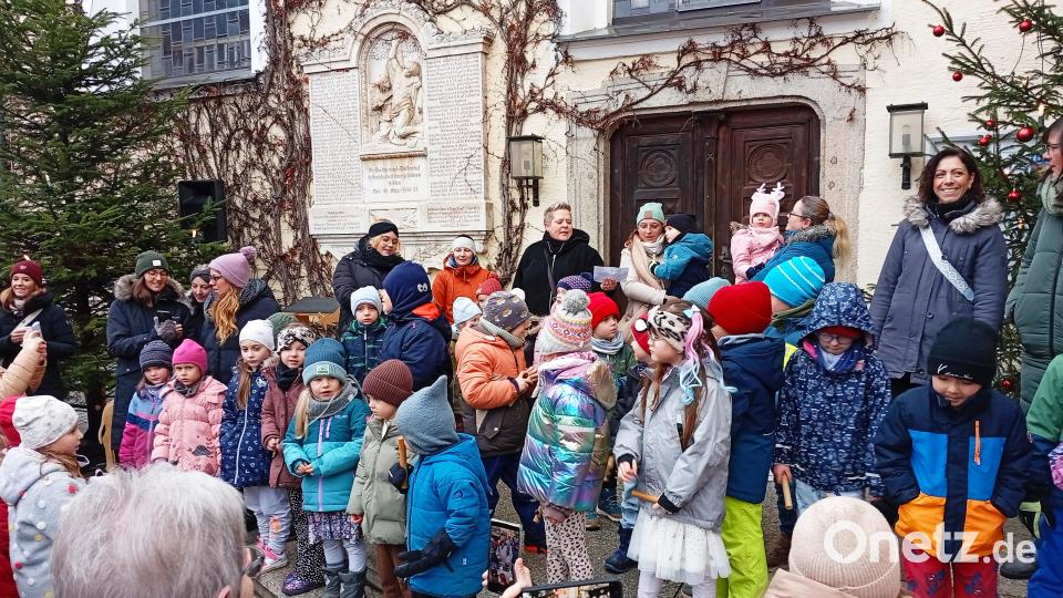 Die drei Waldershofer Kindergärten sorgten für gute Unterhaltung beim Adventsmarkt. Bild: fpoz