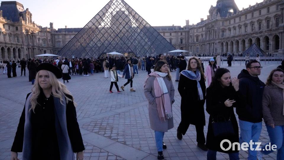 Besucher des Louvre haben am Morgen vor verschlossenen Türen gestanden. Bild: Michel Euler/AP/dpa