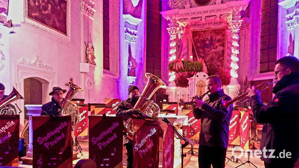 Die Bläsergruppe der Stadtkapelle spielt in der festlich beleuchteten Stadtpfarrkirche. Bild: hm