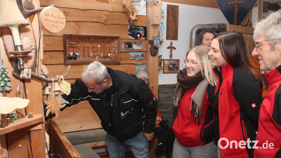 Ludwig Wüst (links) ist gerne mit den Gästen im Gespräch. Bild: pi