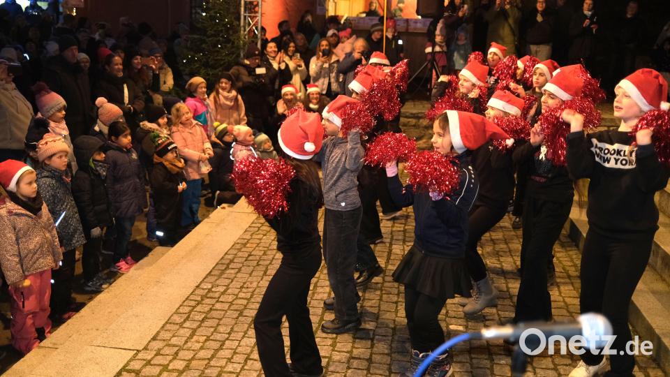 Die Cheerleaders des Theresia-Gerhardinger- Kinderhauses eröffneten den Neunburger Burgadvent. Bild: Hirsch