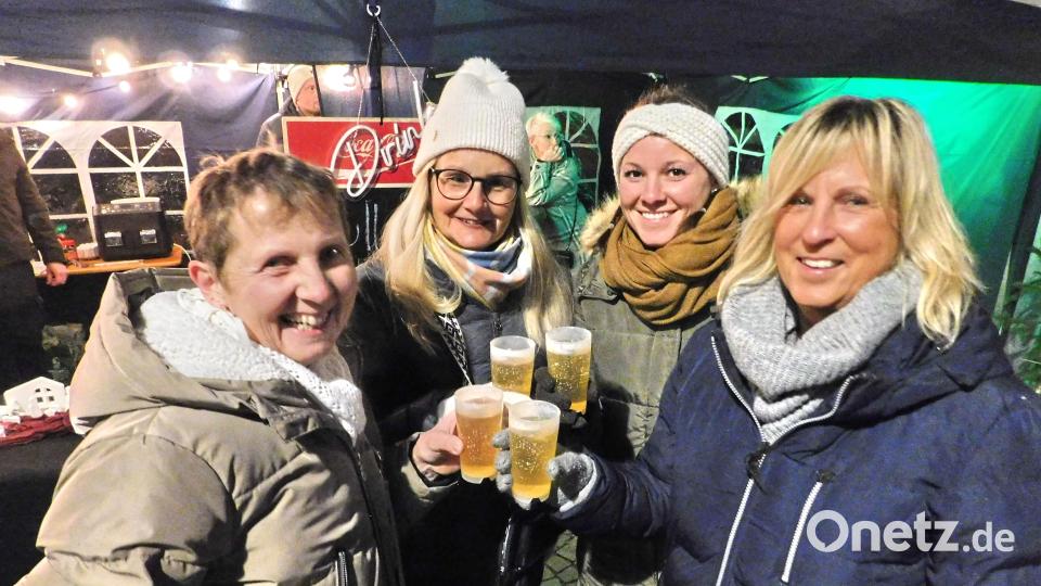 Anstoßen bei der Dorfweihnacht in Kirchenlaibach. Bild: who