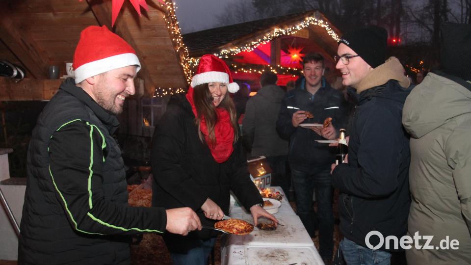 Max und Sandra Woppmann (von links) servieren Leckeres aus dem Backofen. Bild: pi