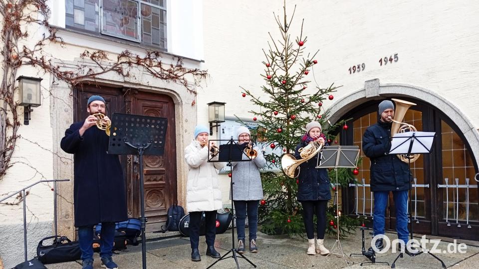 Für die musikalische Einstimmung auf den Adventsmarkt sorgte sorgte eine kleine Besetzung der Rawetzer Blasmusik. Bild: fpoz