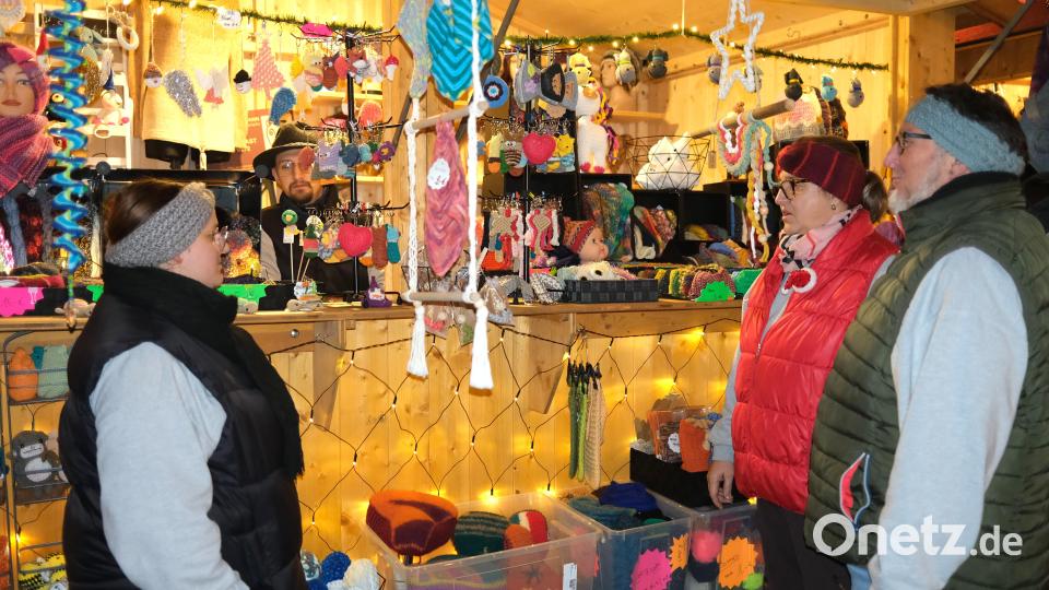 Nicole Meingast hatte einen Stand mit Strickwaren aufgebaut. Bild: Hirsch