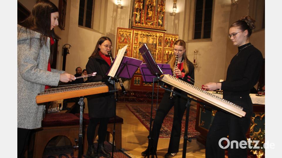 "Der Landler aus der ´Bauernmusi", gespielt von Luisa Bäuml, Julia Gleißner, Sofie Gleißner und Karolina Zeh. Bild: kro
