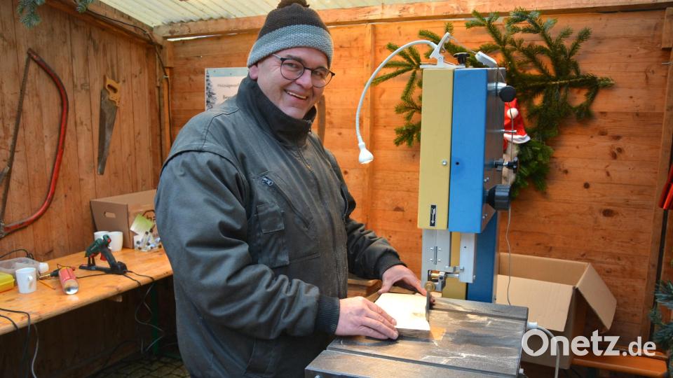 Seinen letzten Einsatz in der Meisterwerkstatt hatte Bürgermeister Klaus Meyer, ehe er im kommenden Jahr sein Amt abgibt. Bild: jr
