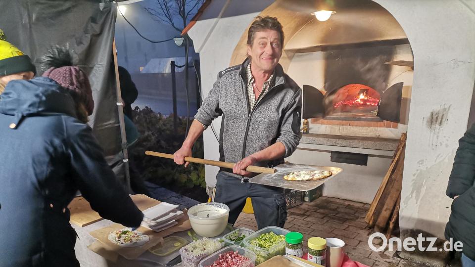 Flammkuchen wurde frisch belegt und im Dorfbackofen gebacken. Bild: amö