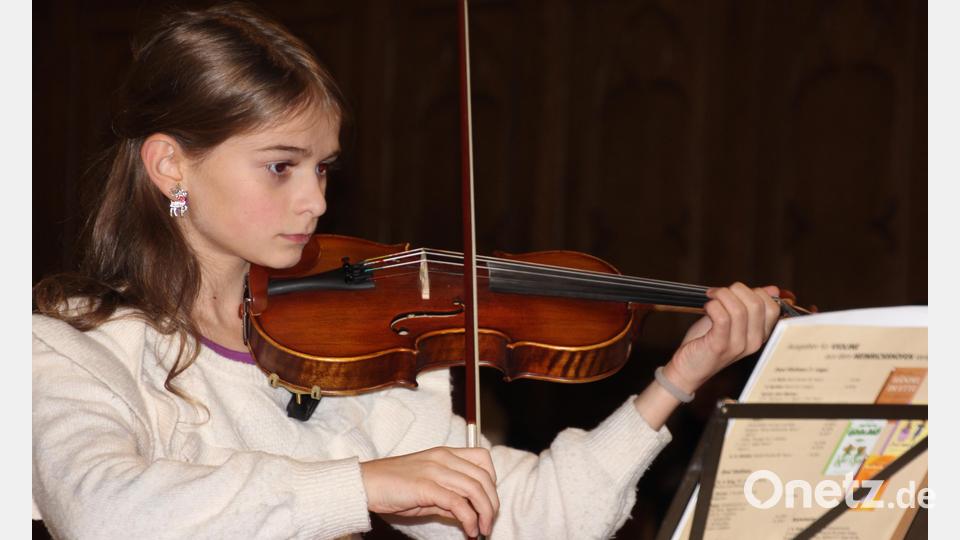 Vollste Konzentration beim Spielen: Jasmina Götz mit ihrer Violine. Bild: kro