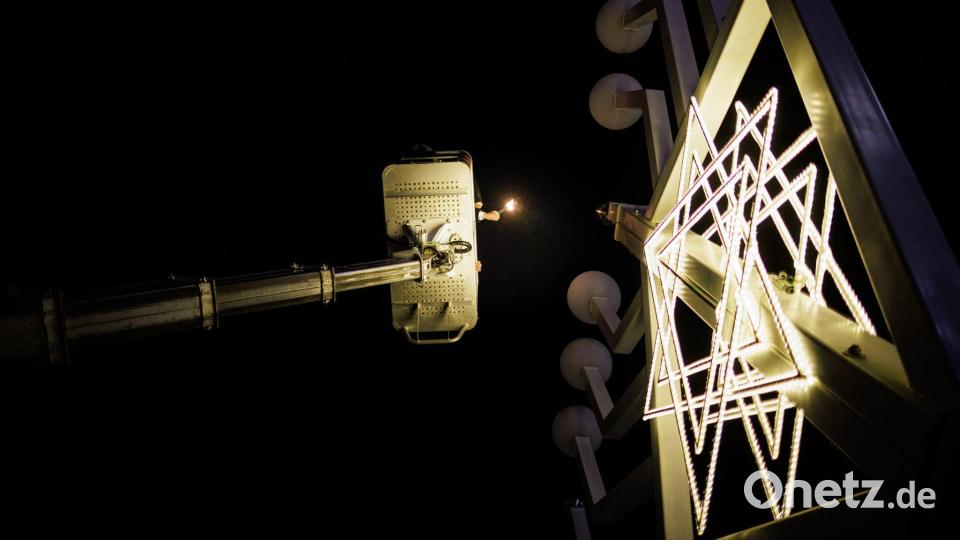In München sollte am Montagnachmittag die erste Kerze am Chanukka-Leuchter entzündet werden. (Symbolbild) Bild: Carsten Koall/dpa