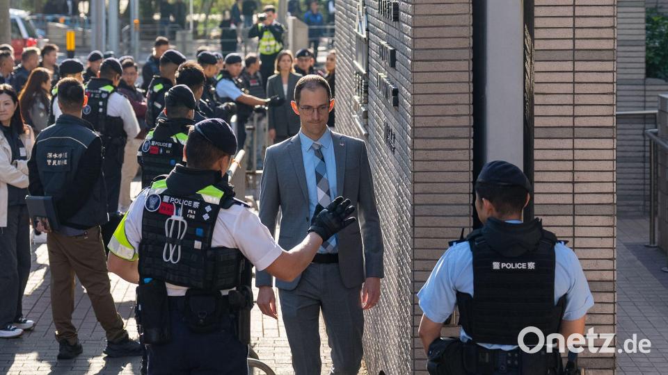 Auch ausländische Diplomaten kamen zur Verkündung des Urteils. Bild: Chan Long Hei/AP/dpa