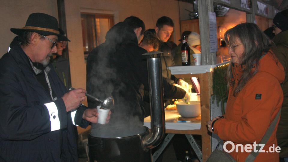 Begehrt war der Glühwein aus dem Kessel. Bild: wro