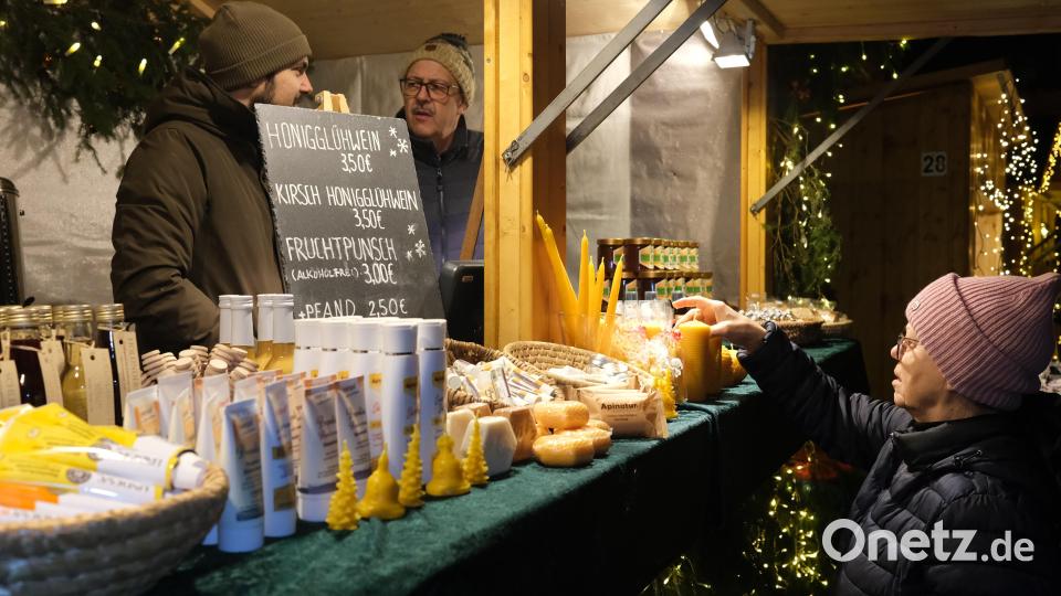 Im Angebot waren Kräuterprodukte, Räucherware, Kerzen und Speiseöle aus eigener Herstellung. Bild: Hirsch