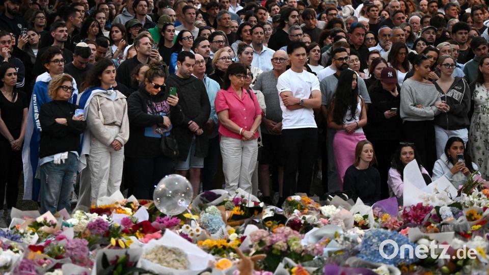Zahlreiche Trauernde nehmen an einer Mahnwache an einer Gedenkstätte in Bondi Beach in Sydney teil Bild: Bianca De Marchi/AAP/dpa