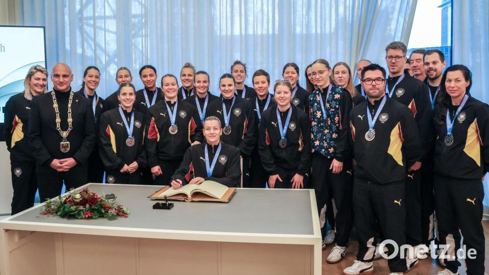 Die deutschen Handballerinnen trugen sich in Dortmund ins Goldene Buch der Stadt ein. Bild: Christoph Reichwein/dpa