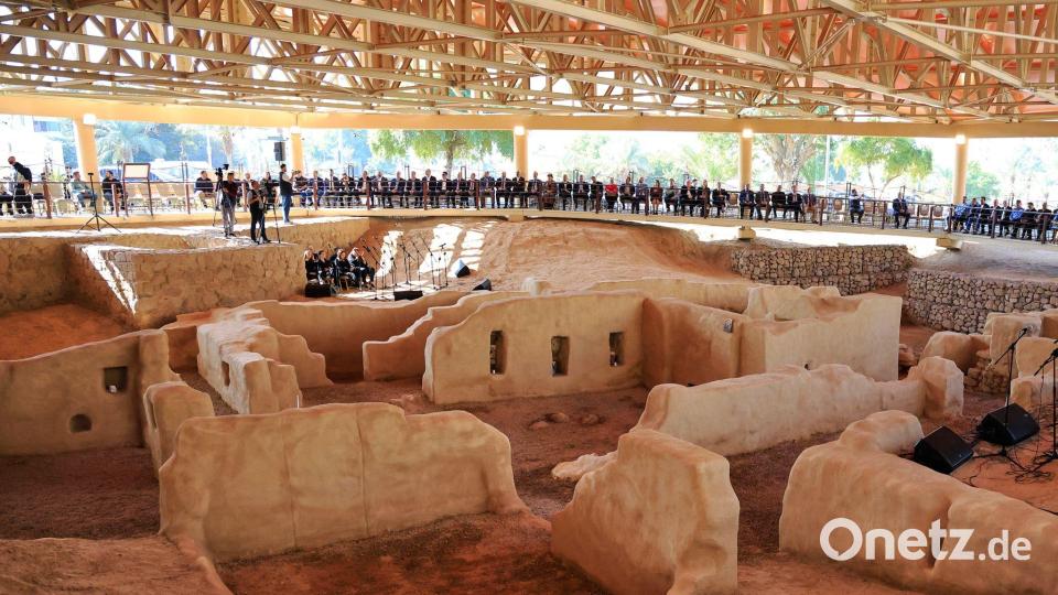 Religiöse und säkulare Würdenträger nehmen an der Eröffnungszeremonie für ein eines Besucherzentrum an der angeblich ältesten Kirchen der Welt in Akaba teil. Bild: Raad Adayleh/AP/dpa