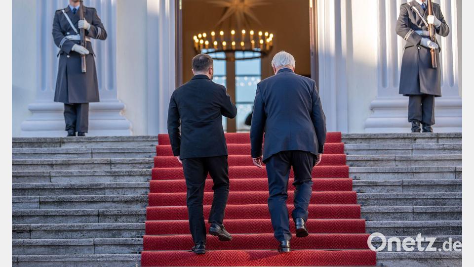 Bundespräsident Frank-Walter Steinmeier (2.v.r) geht neben Wolodymyr Selenskyj, Präsident der Ukraine, vor einem Treffen im Schloss Bellevue in Berlin. Bild: Michael Kappeler/dpa