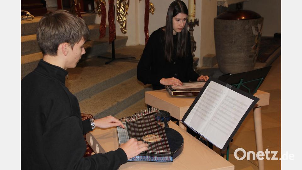 Lena Bäuml und Paul Gleißner boten Zither-Musik. Bild: kro