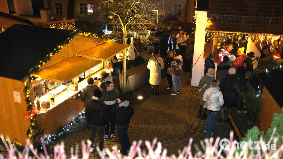 Über 30 Buden verteilten sich über den Burghof und das Areal "Im Berg" und verliehen dem Neunburger Burgadvent ein festliches Ambiente. Bild: Hirsch