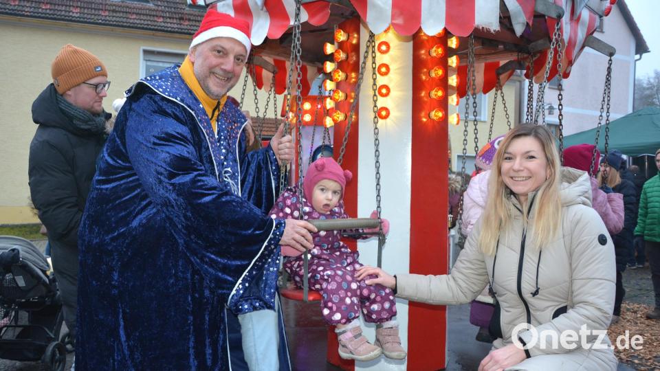 „Tillenzauberer“ Jürgen Heinl hatte gute Laune, hier mit der zweijährigen Emily. Bild: jr