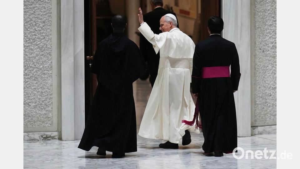 Papst Leo XIV. (M) verlässt nach einer Audienz mit den Spendern des Weihnachtsbaums und der Weihnachtskrippe, die auf dem Petersplatz aufgestellt wurden, die Halle Paul VI. im Vatikan. Bild: Alessandra Tarantino/AP/dpa
