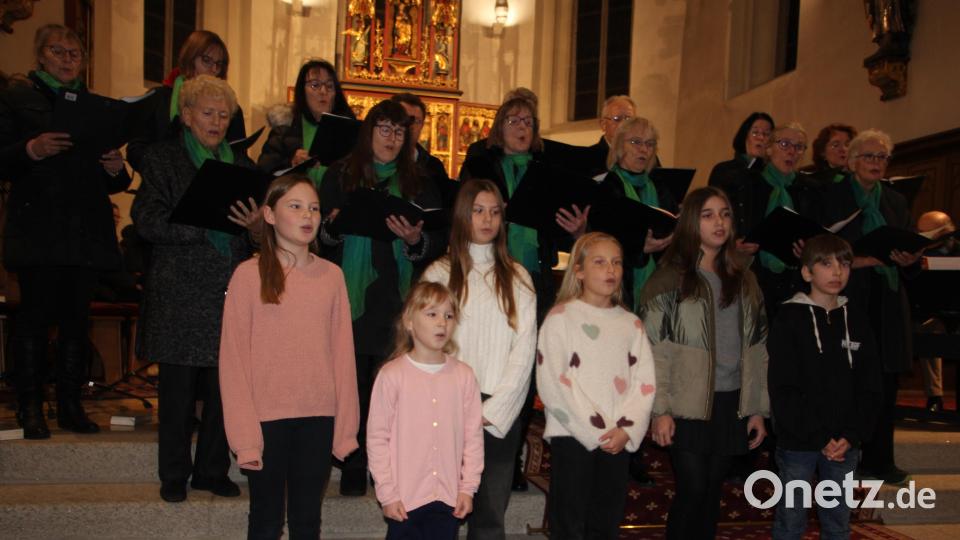 Gesang macht allen Generationen Spaß: Die Singklasse aus Großkonreuth und Bärnau mit dem Kammerchor. Bild: kro