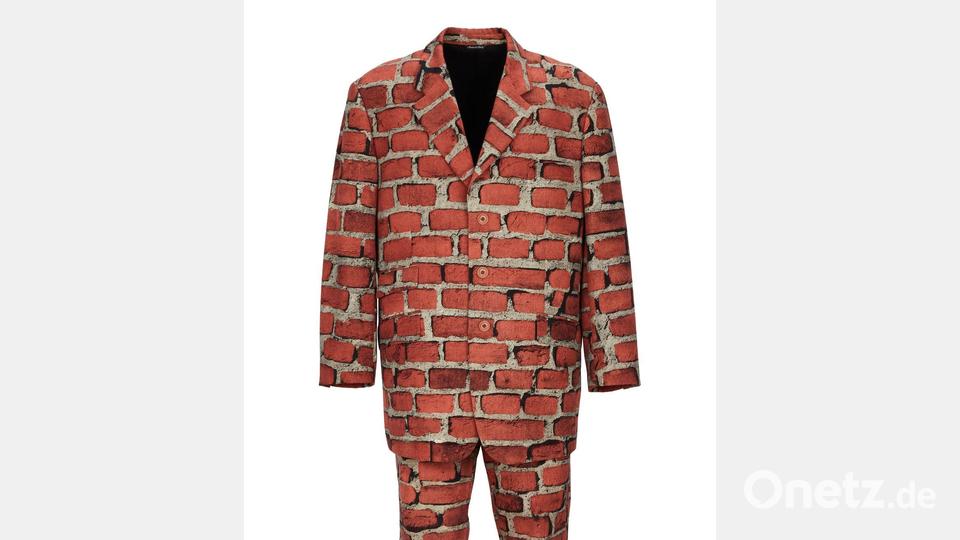Vielleicht der kurioseste Auktionsgegenstand ist ein Moschino-Anzug im Look einer Ziegelsteinwand. Bild: -/Julien's/dpa