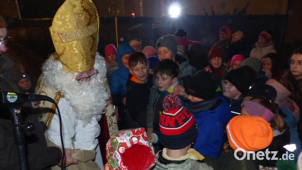 Der Nikolaus verteilte seine Gaben an die Kinder. Bild: sl