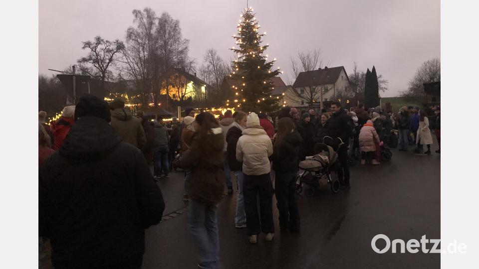 Blickfang und Mittelpunkt war der Christbaum in der Nähe des Feuerwehrhauses.. Bild: wro
