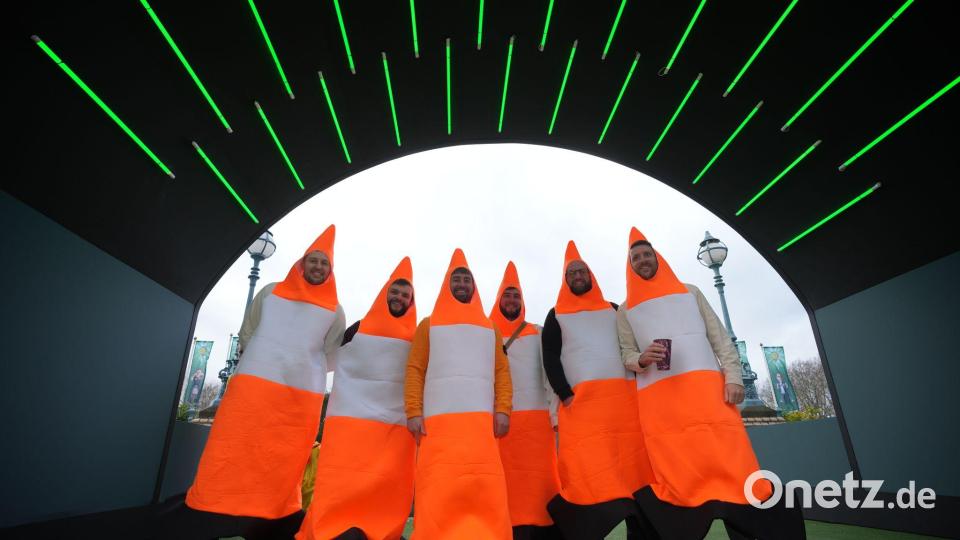 Darts-Fans treffen im Alexandra Palace in London ein, um die Darts-Weltmeisterschaften zu verfolgen. Bild: Kin Cheung/AP/dpa