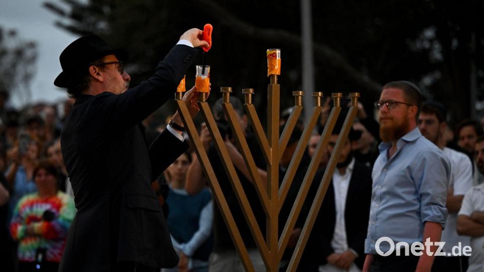 Der Vorfall am Bondi Beach schockiert viele weltweit - dennoch kehren Menschen an den Ort zurück und gedenken der Toten. Bild: Bianca De Marchi/AAP/dpa