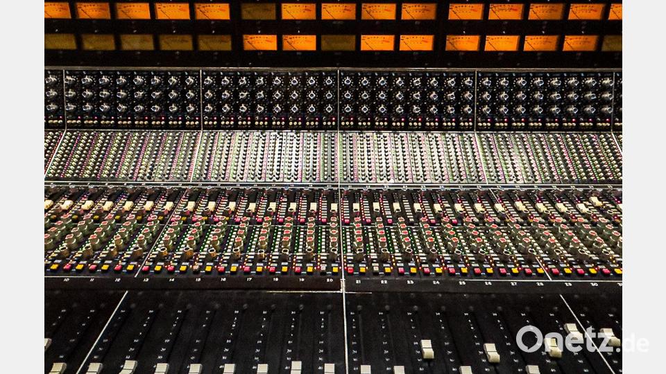 Das historische Mischpult aus einem „Record Plant“-Aufnahmetruck wird auf 215.000 bis 430.000 Euro geschätzt. Bild: -/Julien's/dpa