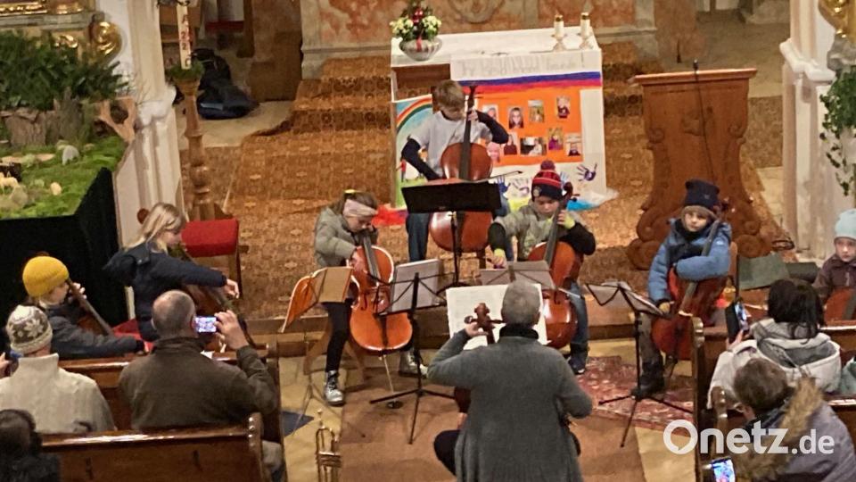 Mit ihren Cellos, unter der Leitung von Ute Sommer, spielten die Schüler in der Kirche. Bild: sl