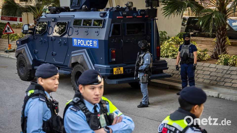Die Polizeipräsenz vor dem Gericht war hoch. Bild: Chan Long Hei/AP/dpa