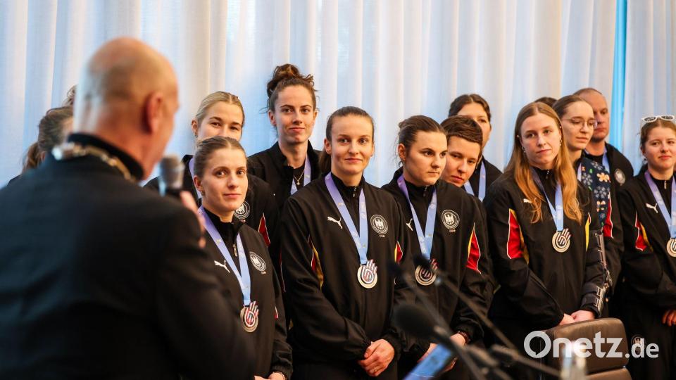 Dortmunds Oberbürgermeister Alexander Kalouti würdigte die deutschen Handballerinnen nach WM-Silber. Bild: Christoph Reichwein/dpa