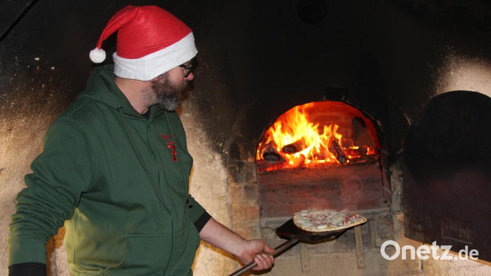 Martin Käß war pausenlos am Backofen beschäftig. Dort gab es Flammkuchen. Bild: wro
