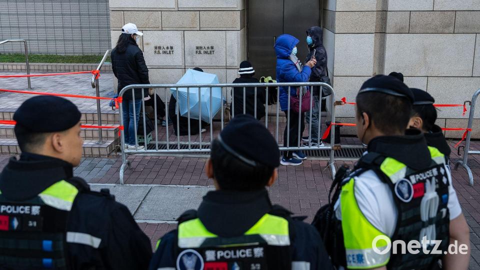Menschen hatten lange vor Prozessbeginn vor dem Gericht gewartet. Bild: Chan Long Hei/AP/dpa