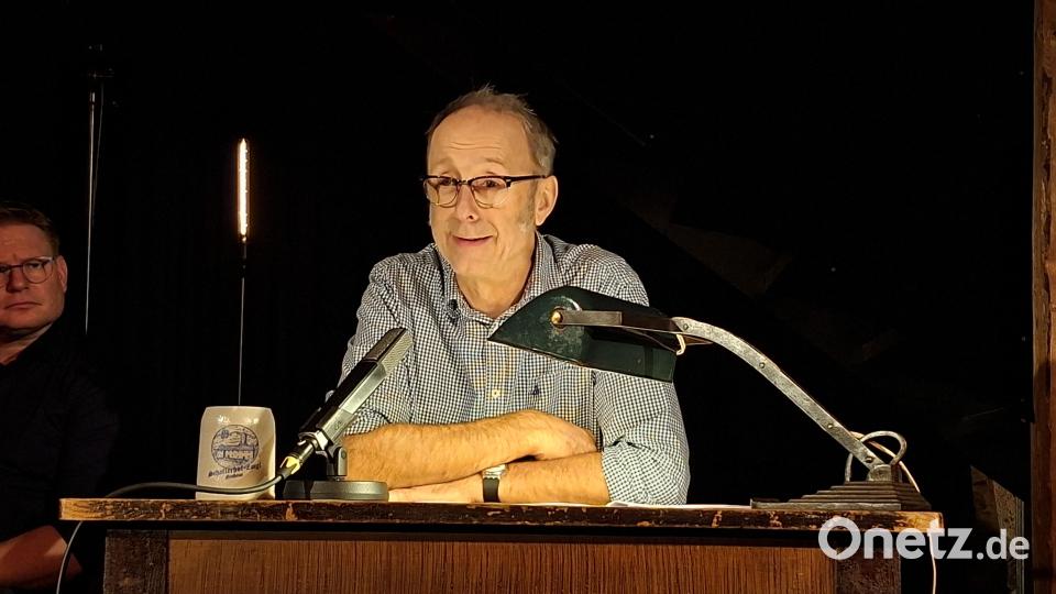 Höchst amüsant las Schafferhof-Wirt Reinhard "Kitty" Fütterer seine banal fatalen Geschichten aus seinem Leben. Die Zuhörer in der ausverkauften Tenne kamen aus dem Schmunzeln und Lachen nicht heraus. Bild: Hans Prem