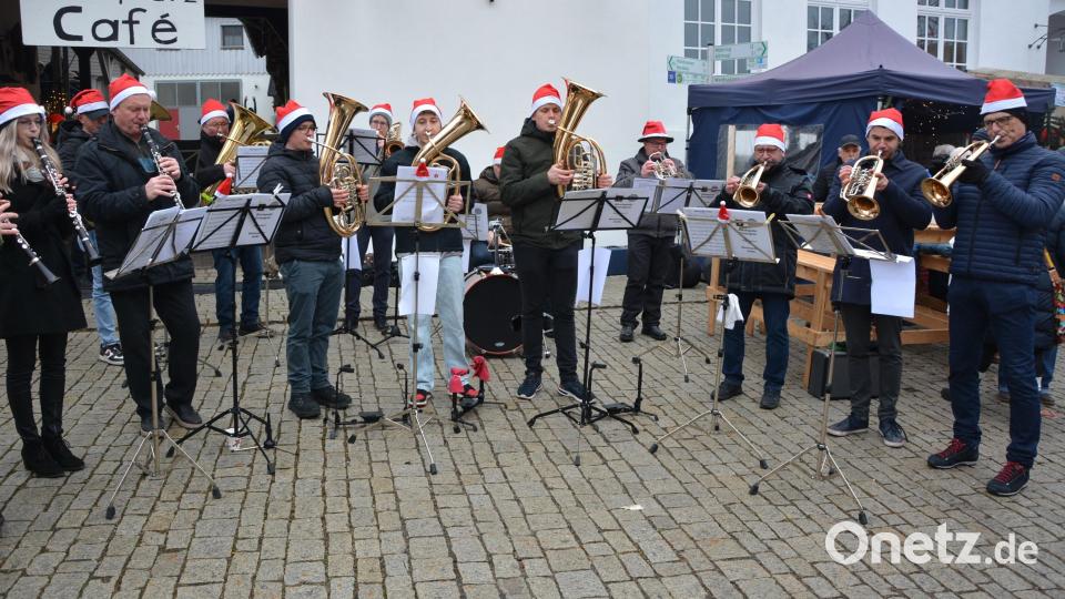 Der Musikverein Ernestgrün spielte am Marktplatz vorweihnachtliche Weisen. Bild: jr