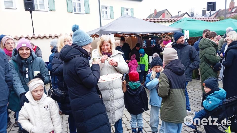 Einen unbeschwerten Nachmittag verbrachten die kleinen und großen Besucher in der Budenstadt an der alten Kirche. Bild: fpoz