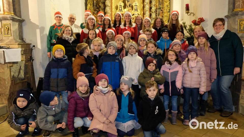 Ganz überwiegend waren es Kinder, Jugendliche und junge Erwachsene aus dem Gemeindebereich Speinshart, die in der Tremmersdorfer Dorfkirche bei einem Benefiz-Konzert zugunsten der Aktion "Hilfe für Anja" mit einem erwärmenden Melodienreigen begeisterten. Bild: do