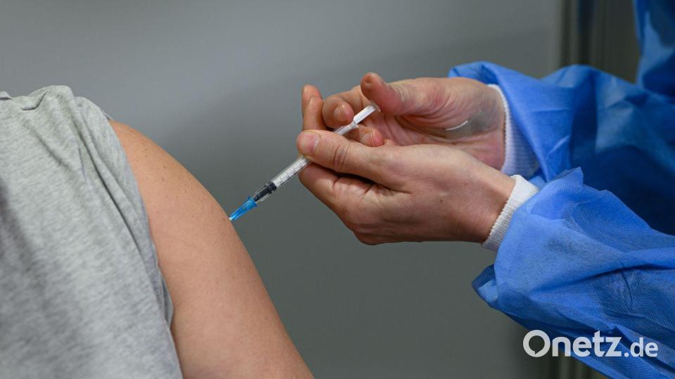 Am BGH geht es heute um die Klage einer Frau, die im März 2021 mit dem Impfstoff Vaxzevria des Herstellers Astrazeneca geimpft wurde. (Symbolbild) Bild: Robert Michael/dpa-Zentralbild/dpa