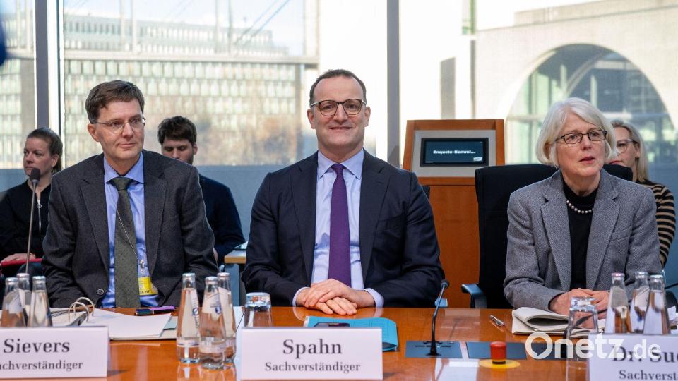 Im Bundestag geht es um Corona: Jens Spahn, Oliver Sivers vom Bundesrechnungshof und Margaretha Sudhof, die als Sonderermittlerin die Maskenbeschaffungen untersucht hatte. Bild: Soeren Stache/dpa
