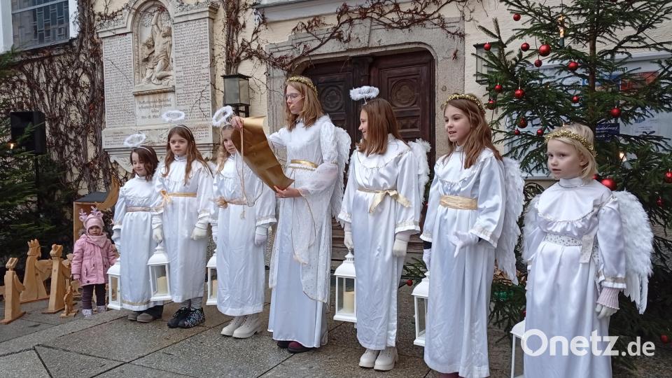 Das Waldershofer Christkind zeigte sich mit seinen sechs Engeln vor der alten Kirche Sankt Sebastian. Bild: fpoz