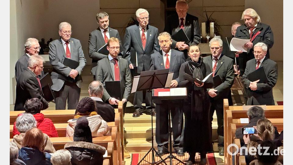 Die Sopranistin Jana Daubner sang mit dem Männerchor und trug auch zwei Lieder solistisch vor. Dabei wurde sie von Markus Dumler an der Orgel begleitet. Bild: Rita Ernstberger