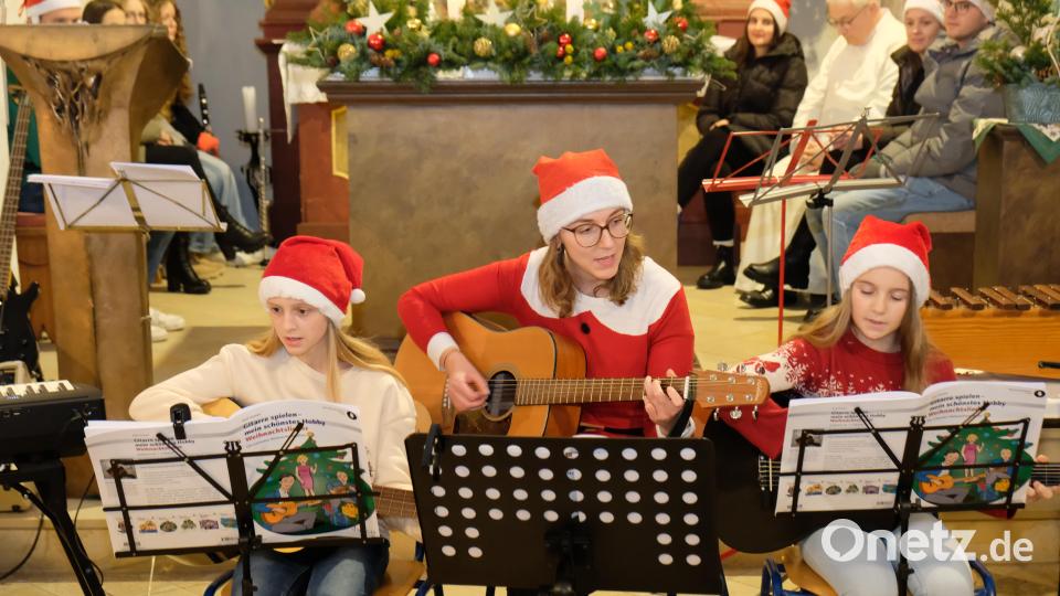 Das Gitarrentrio verkündete: "Morgen kommt der Weihnachtsmann". Bild: do