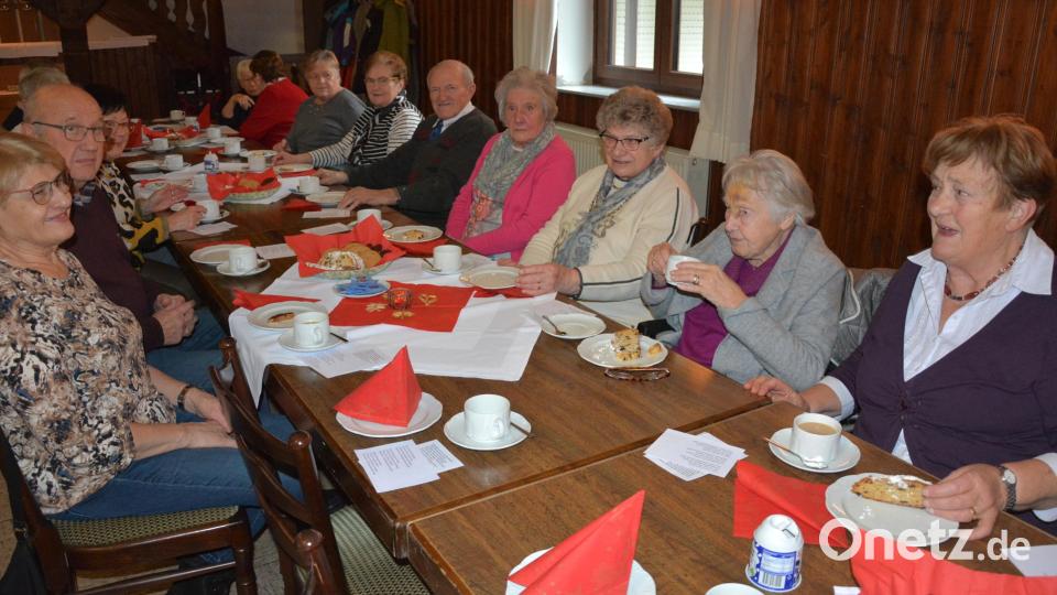 Gemütlich machten es sich die Konnersreuther Senioren bei der vorweihnachtlichen Feier am Sonntagnachmittag im Schiml-Saal. Bei Kaffee, Stollen und Lebkuchen verbrachten sie eine besinnliche-heitere Zeit zur Einstimmung auf das Weihnachtsfest. Bild: jr