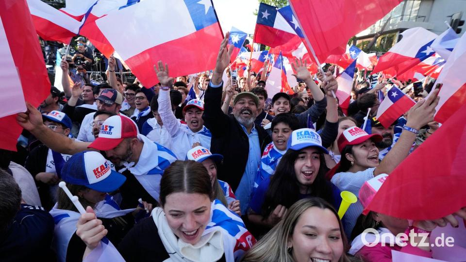 Anhänger von Jose Antonio Kast  feiern nach Schließung der Wahllokale. Bild: Esteban Felix/AP/dpa